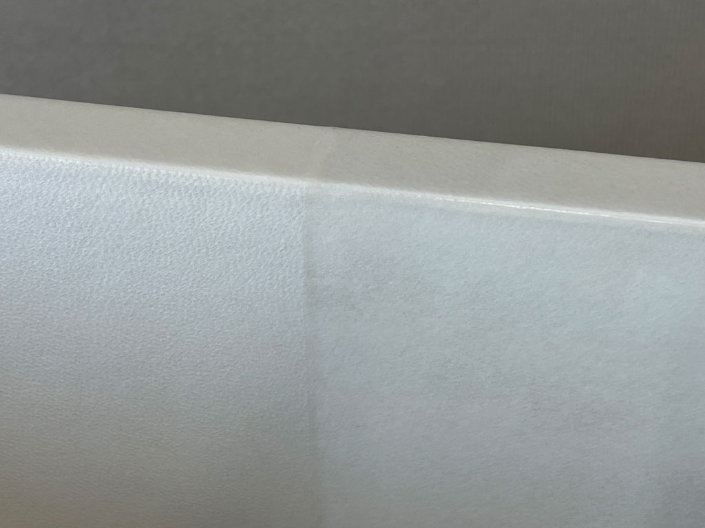 Éléments de meuble gainé de parchemin